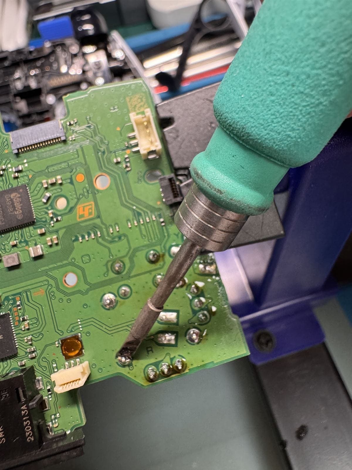 Cambio de joystick en un mando de PS5 con soldador