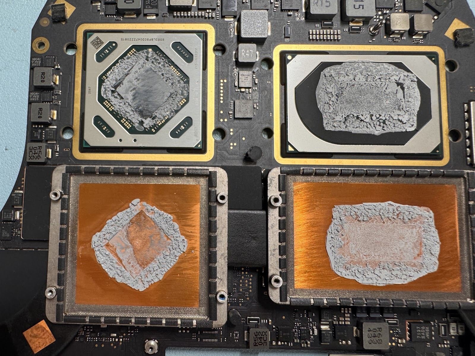 Pasta térmica seca en un MacBook Pro antes del mantenimiento