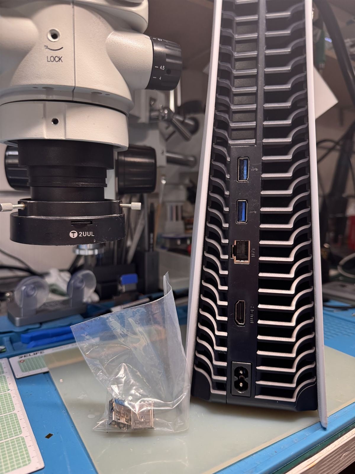 Reparación de PS5 bajo el microscopio en Tecnik Reus