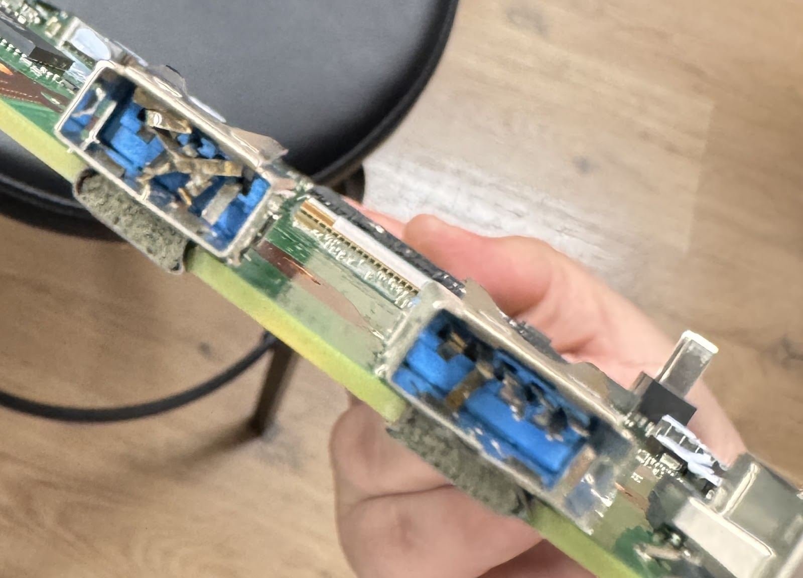 Puertos USB 3.0 sustituidos en la placa de una PS5