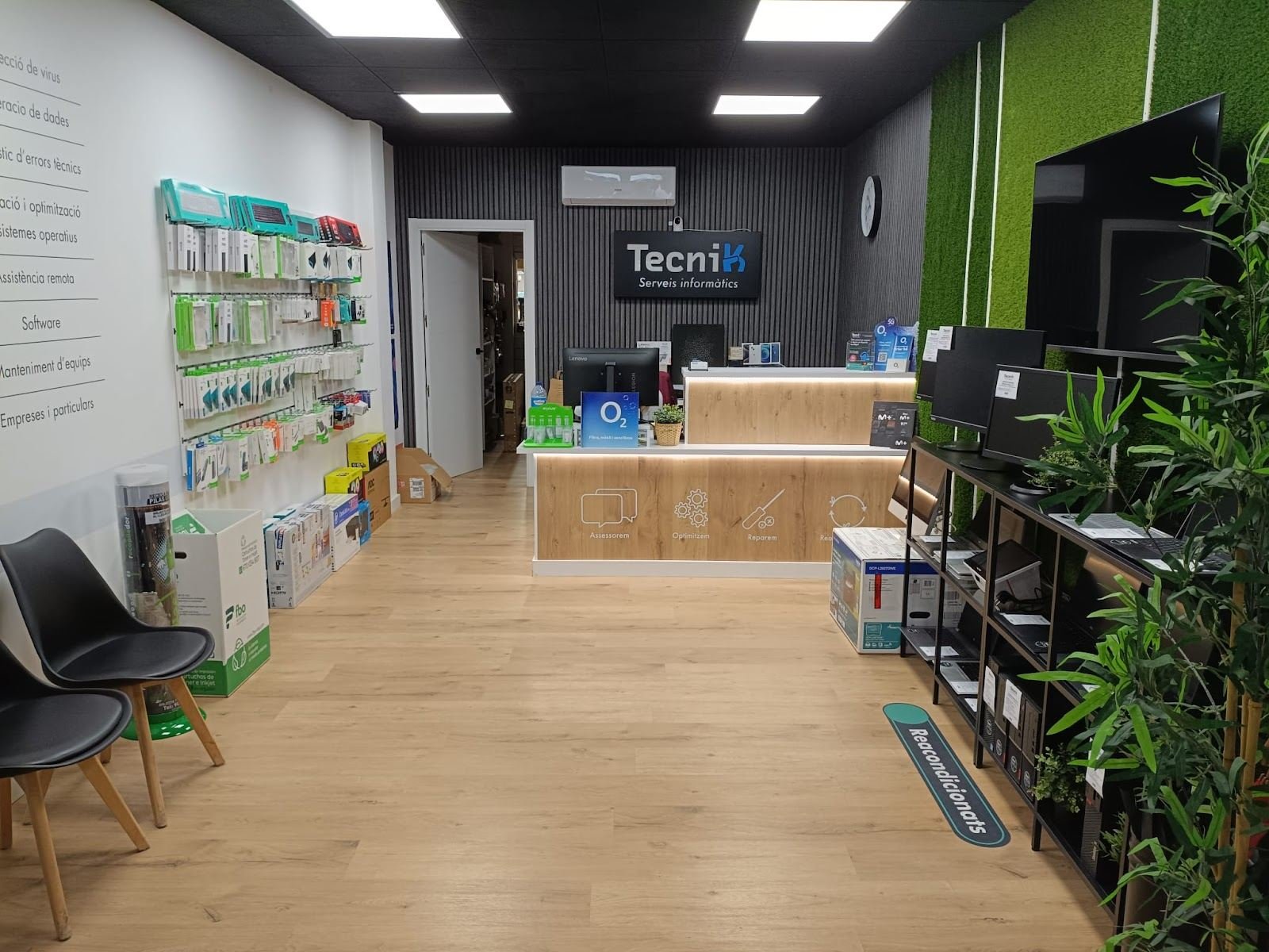 Tienda de informática Tecnik en el Raval de Robuster, Reus